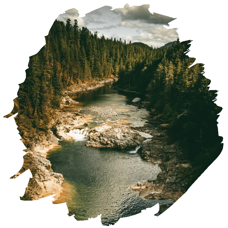 A river in between of mountains